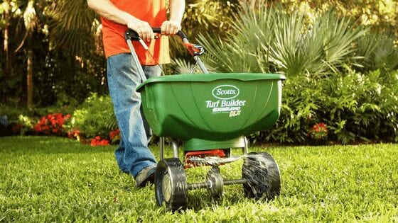 how to choose the lawn spreaders